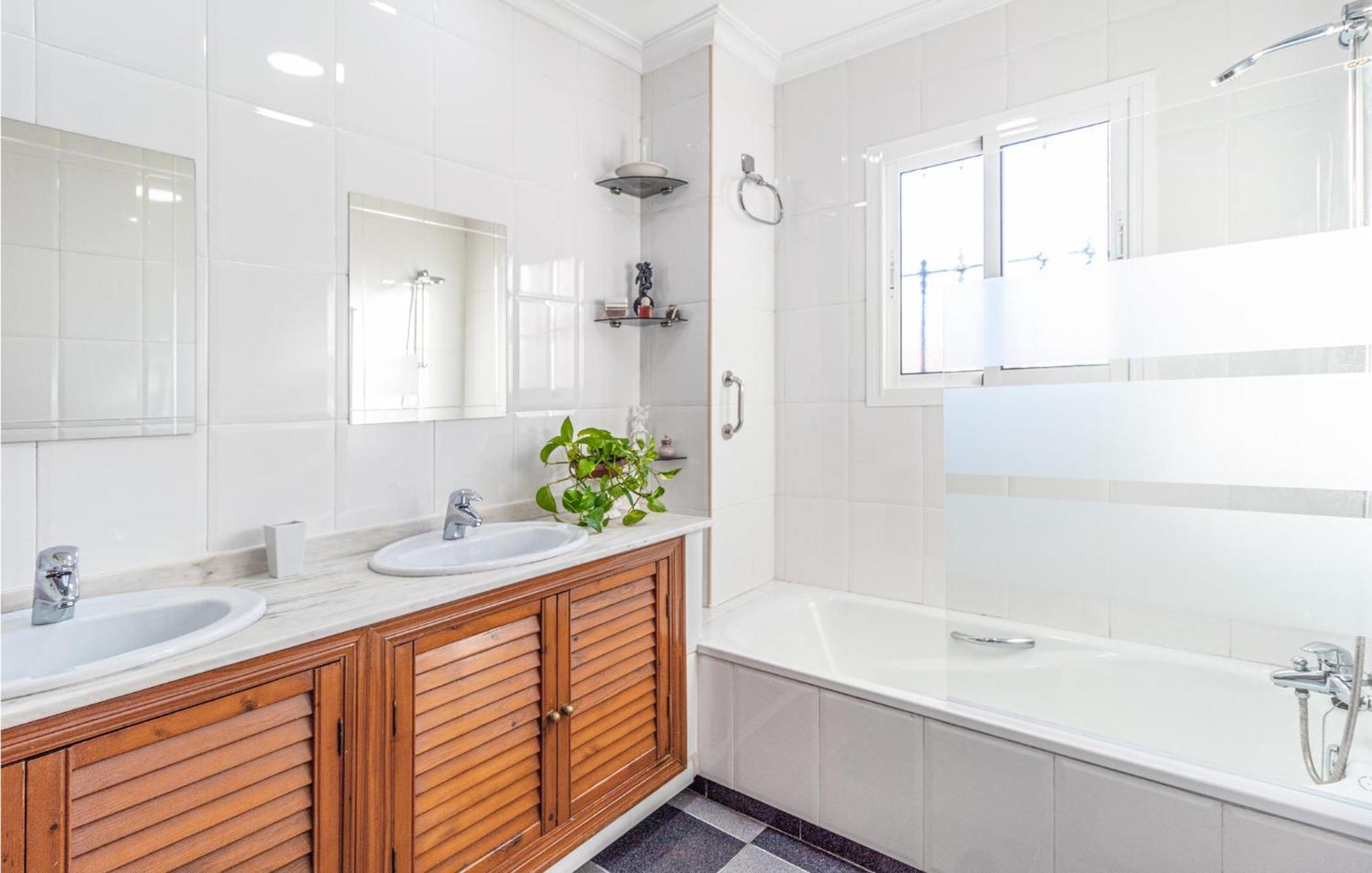 Stunning Home In Mlaga With 2 Bedrooms And Wifi 马拉加 外观 照片